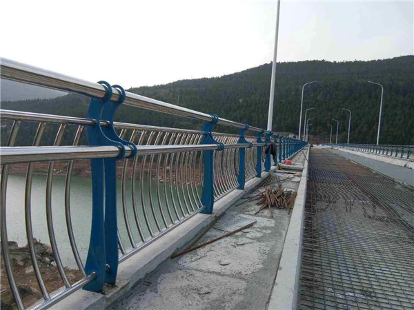 金山不锈钢桥梁护栏的特点及其在桥梁安全中的重要作用